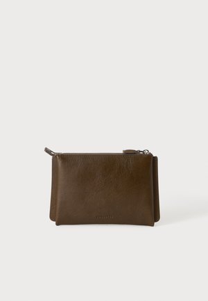 Bolsa marrón de cuero con cremallera, superficie texturizada y pequeño nombre de marca en relieve en el frente, mostrada sobre un fondo claro y liso.