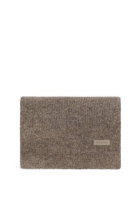 Gorro de lana marrón tejido con textura acanalada. Presenta una pequeña etiqueta rectangular de la marca en la parte frontal. Material suave y cálido.