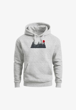 Grauer Hoodie mit einer Fronttasche, zeigt eine dunkle Waldsilhouette und darüber eine rote kreisförmige Grafik. Verstellbare Kordeln an der Kapuze.