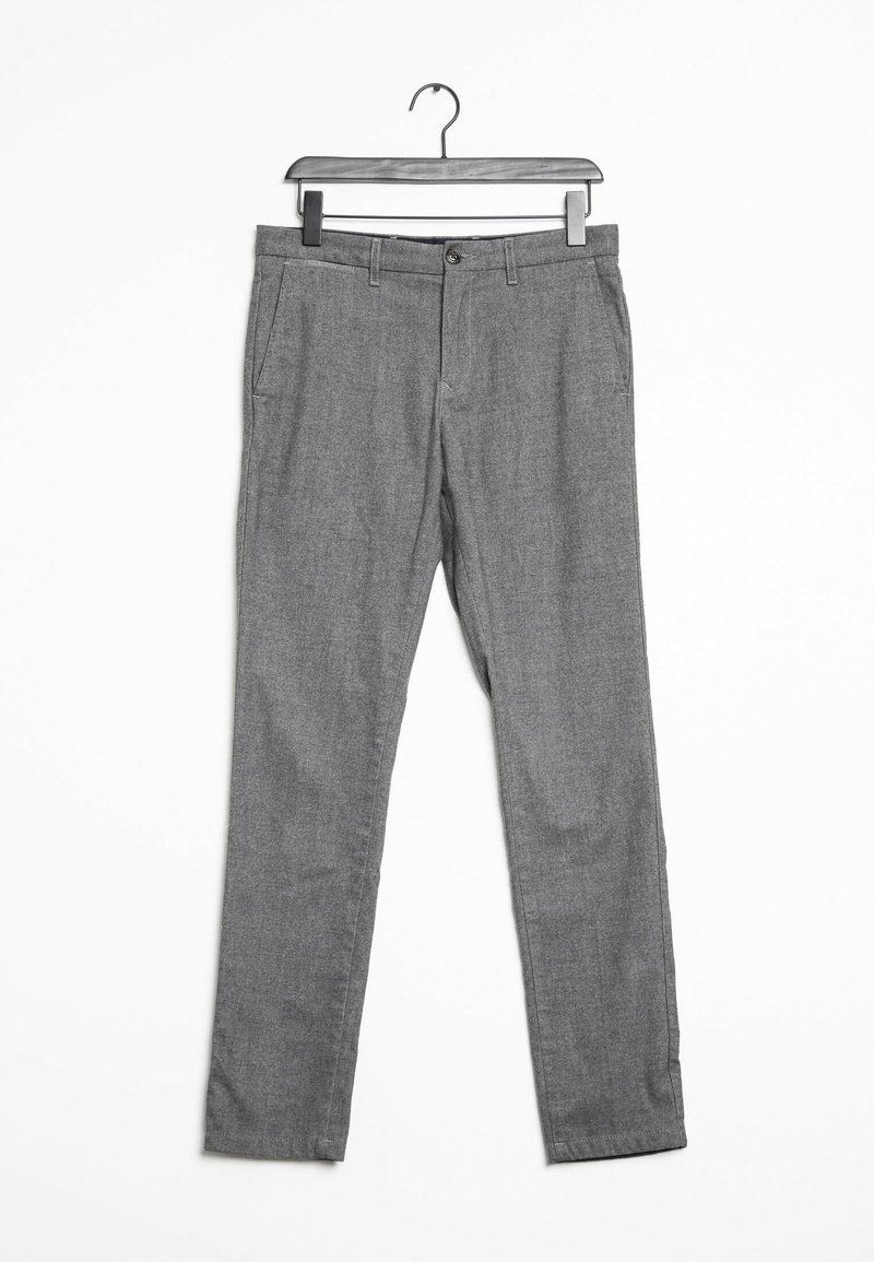 Pantalon gris droit suspendu sur un cintre en bois contre un fond blanc, avec bouton et poches visibles à l'avant.
