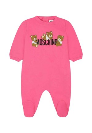 Rosa Baby-Overall mit drei braunen Bären-Applikationen und "MOSCHINO"-Text. Hergestellt aus weichem Material mit langen Ärmeln und Fußsöckchen.