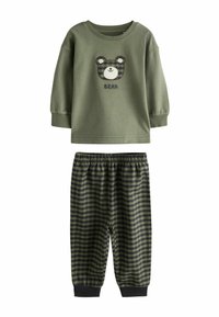 Zaļš kokvilnas džemperis ar lāča motīvu un tekstu; melnas un zaļas rūtainas pidžamas bikses ar elastīgu jostasvietu un aprocēm.