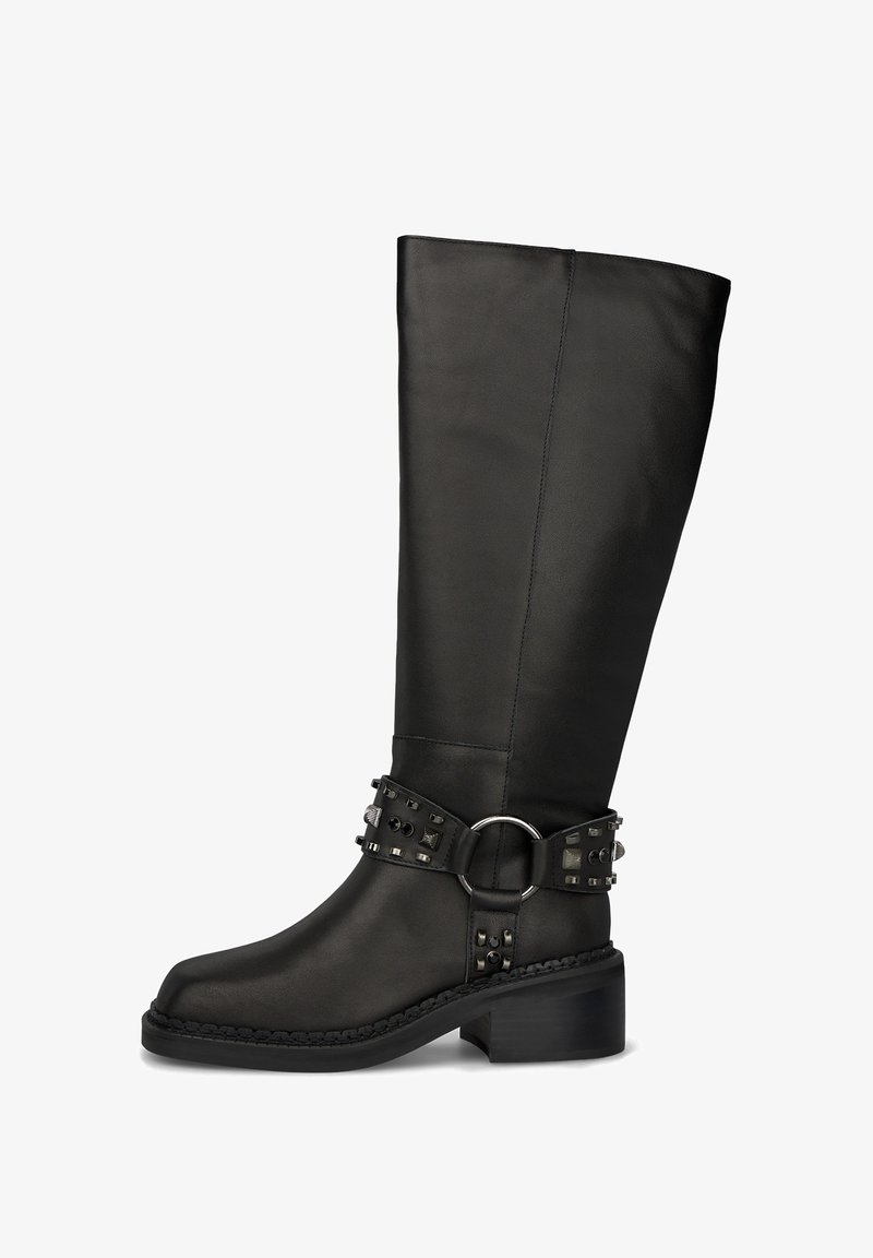 Bota alta de couro preto com um cinto com studs e acabamentos em metal, fivela redonda e salto robusto. Superfície lisa.