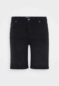 Shorts de mezclilla negra con un corte regular, cinco bolsillos, pasadores para cinturón y cierre de botón. Textura suave con un ligero desvanecimiento.
