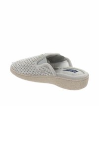 Zapatilla gris sin cordones con upper texturizado, forro suave y suela de goma ligera. Presenta un diseño relajado y abierto por la parte de atrás.
