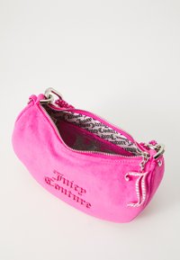 Borsa in suede rosa con hardware argentato, chiusura con zip e tracolla con perline. L'interno presenta un motivo a logo nero ripetuto.