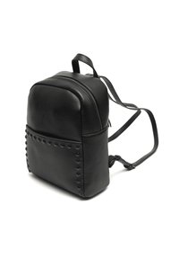 Černý kožený batoh se strukturovaným tvarem, s přední kapsou zdobenou kulatými hroty, nastavitelnými popruhy a zipovým uzavřením.