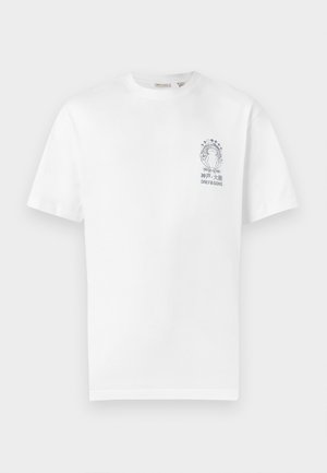 Camiseta blanca de manga corta con un pequeño gráfico de un hongo rodeado de símbolos celestiales y texto japonés en el lado izquierdo del pecho.