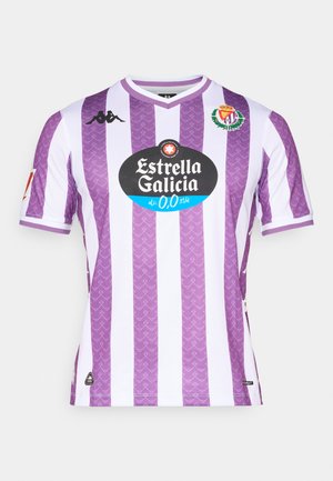 Lilla og hvit stripete sportsjersey med V-hals, med en sentral svart logo og små merker på ermene. Teksturt stoff.