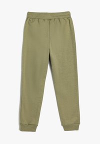 Pantalones de chándal verde oliva hechos de tejido suave, con una cinturilla elástica y puños en los tobillos, que ofrecen un ajuste ceñido y un diseño casual.