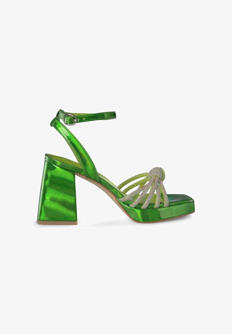 Sandalo con tacco a blocco in pelle verniciata verde, con una fascia e dettaglio di perline decorative sulla parte superiore, e una finitura lucida.