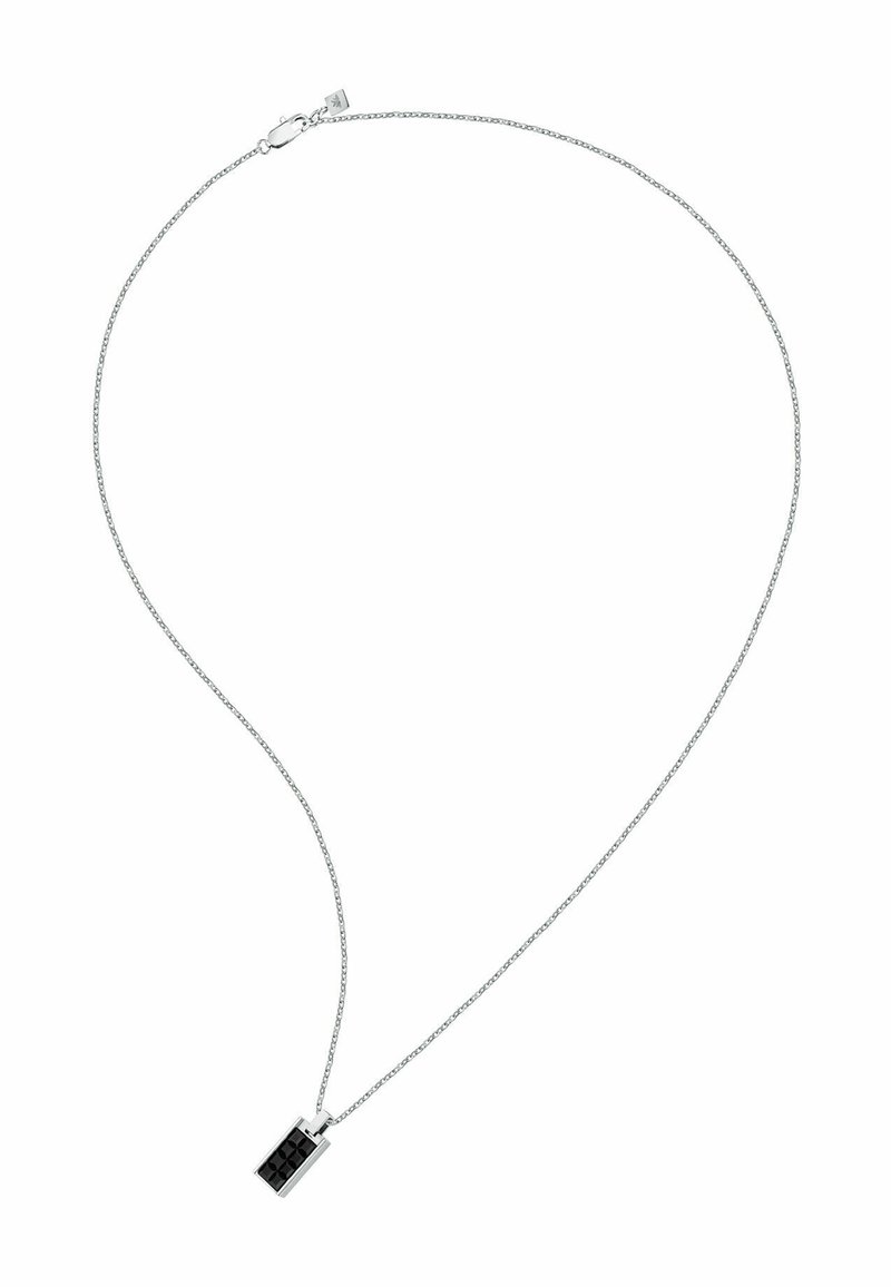 Collana in argento con ciondolo rettangolare nero caratterizzato da un motivo geometrico testurizzato. Chiusura semplice sul retro.