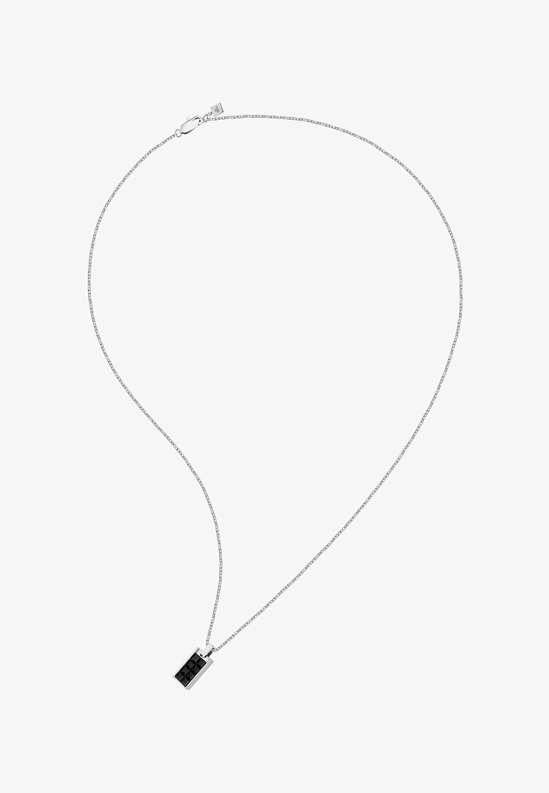Collana in argento con ciondolo rettangolare nero caratterizzato da un motivo geometrico testurizzato. Chiusura semplice sul retro.