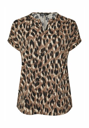 Blusa marrón de manga corta con estampado de leopardo en negro y beige, y pequeño cuello en V.