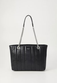 Sac fourre-tout noir avec texture matelassée, poignées en chaîne argentée et détail logo. Présente une forme structurée et un dessus ouvert pour un accès facile.