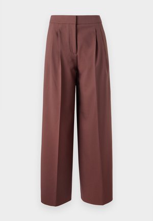 Brune vide ben bukser med høj talje, der har plissee foran, skræddersyet design og glat tekstur.