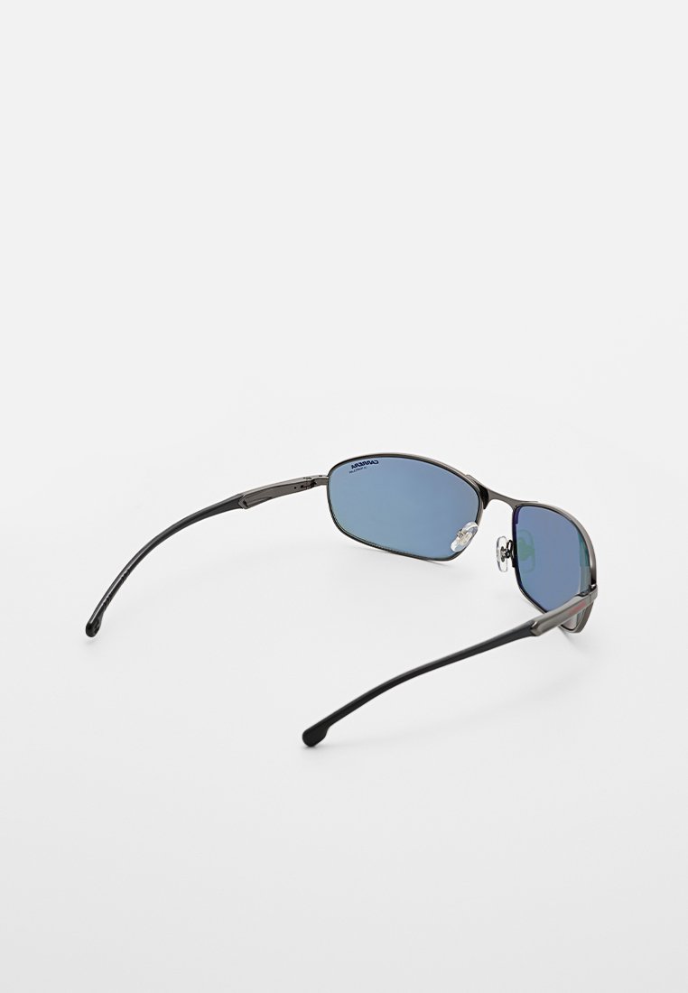 Lunettes de soleil avec une monture en métal noir, verres teintés bleus et un design élégant. Comprend des coussinets de nez ajustables et des branches fines.