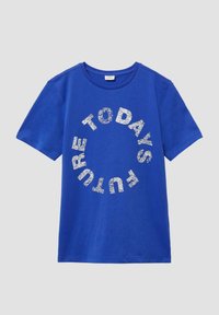 T-shirt en coton bleu à manches courtes, ornée d'un graphisme circulaire en texte blanc et argent qui indique "LE FUTUR D'AUJOURD'HUI". Texture lisse.