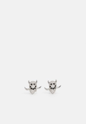 Boucles d'oreilles argentées en forme de têtes de taureau, ornées de cristaux noirs et blancs avec des cornes courbées.