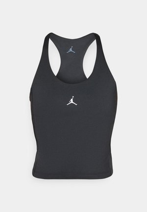 Crni sportski grudnjak s okruglim izrezom i dizajnom na leđima. Ima bijeli Jumpman logo na prsima. Izrađen je od glatkog, rastezljivog materijala.