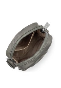 Piccola borsa in nylon grigio con chiusura a zip e accessori in argento. L'interno presenta una foderatura in tessuto beige e un divisore per l'organizzazione.