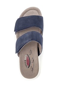 Marine suede sandaal met twee elkaar overlappende banden, beige gewatteerde binnenzool, witte rubberen buitenzool en logo-detail met een bootgraphic.