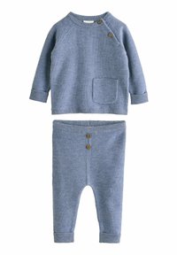 Blaues gestricktes Babyoutfit mit einem langärmligen Oberteil, das eine aufgesetzte Tasche und zwei Knöpfe hat, kombiniert mit einer passenden Hose mit Knopfakzenten.