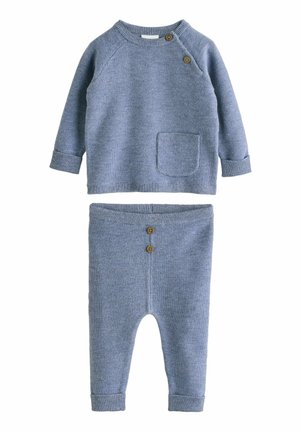 Completo per neonati lavorato a maglia blu con una maglietta a maniche lunghe dotata di tasca applicata e due bottoni, abbinato a pantaloni coordinati con dettagli a bottone.