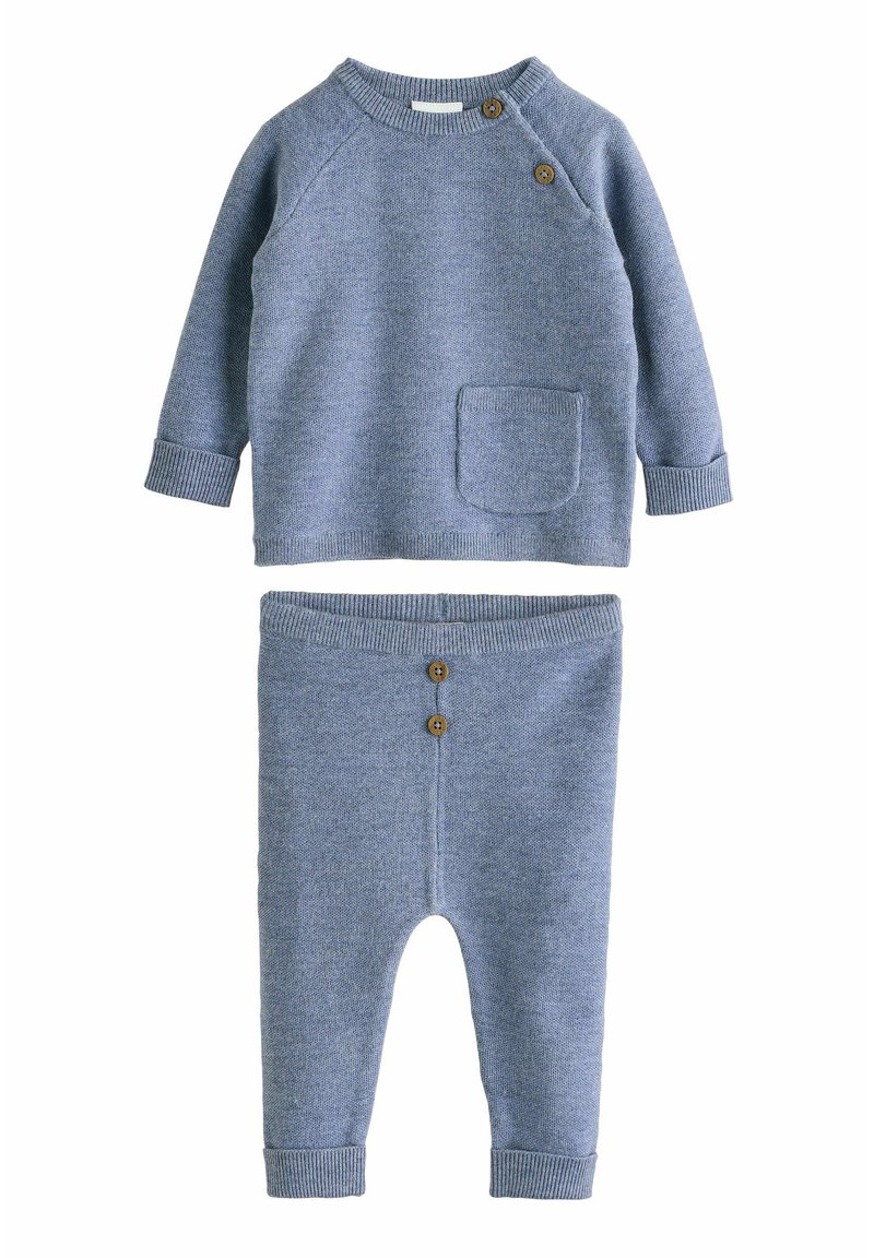 Blaues gestricktes Babyoutfit mit einem langärmligen Oberteil, das eine aufgesetzte Tasche und zwei Knöpfe hat, kombiniert mit einer passenden Hose mit Knopfakzenten.