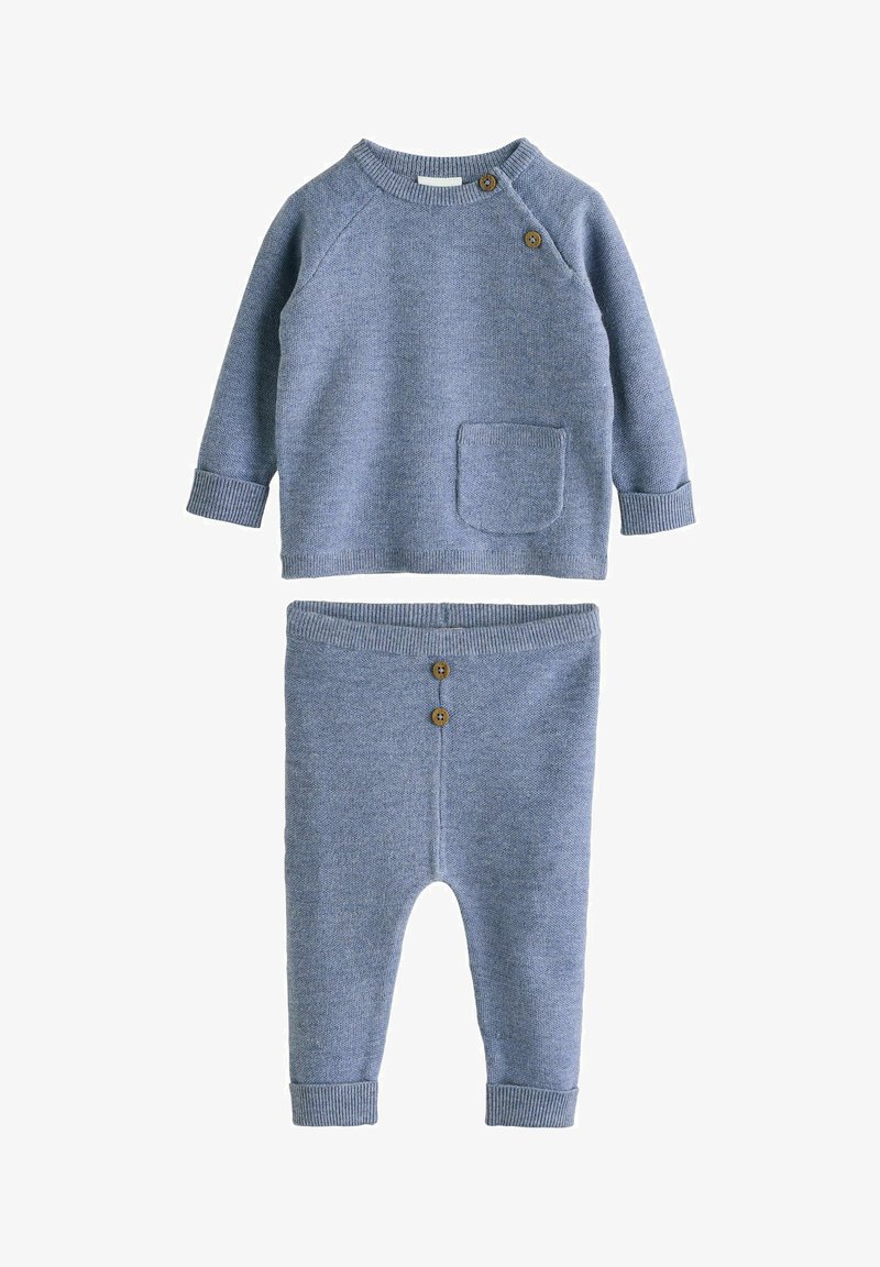 Weiches, blaues Strickoberteil mit langen Ärmeln, Fronttasche und braunen Knöpfen, kombiniert mit passenden Strickhosen mit Knopfdetails.