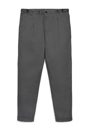 Dunkelgraue Hose mit vorderen Falten, gekrempelten Beinen und verstellbarem Bund mit schwarzen Knöpfen auf weißem Hintergrund.