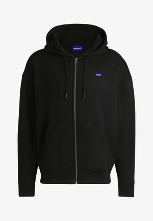 Musta vetoketjuhuppari, joka on valmistettu pehmeästä kankaasta. Siinä on nyörillä säädettävä huppu, etutaskut ja pieni sininen HUGO-logo rinnassa.