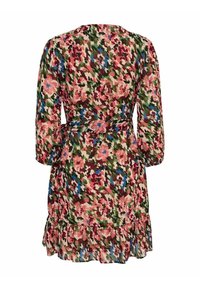 Dlouhé šaty s květinovým vzorem v růžových, zelených, modrých a bordó odstínech, s páskem v pase a volánkovým lemem.