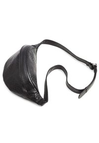 Melna mākslīgā čūsku ādas crossbody soma ar elegantu izliekto dizainu, regulējamu siksnu un teksturētu virsmas apdari.