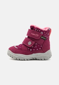 Stivali invernali viola presentano un mix di materiali lisci e texturizzati, due cinturini in velcro, motivi a fiocchi di neve e una suola in gomma grigia.