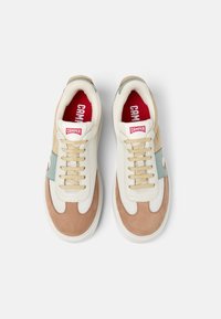 Sneakers Campers con una combinazione di tessuto crema, accenti in suede blu chiaro e marrone, punta rotonda, lacci beige e etichetta della soletta rossa.