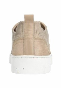 Sneaker beige con una toma superiore in suede testurizzato e maglia, suola in gomma bianca e un linguetta posteriore per indossarla facilmente.
