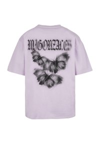 Lilla t-shirt med korte ærmer, der har en sort grafik af sommerfugle og teksten "MIGONZALES" i en stiliseret skrifttype på ryggen.