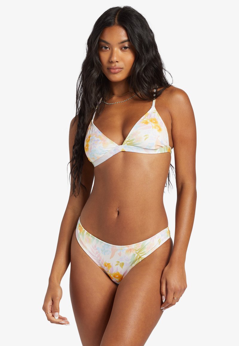 Bikini w kwiatowy wzór w jasnych pastelowych kolorach. Górna część ma kształt trójkąta, podczas gdy dolna część jest nisko osadzona z minimalnym zakryciem.