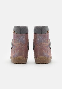 Froddo laarzen met een combinatie van iriserend roze suède en grijs textiel, met een gestructureerde rubberen zool en verstelbare sluiting.