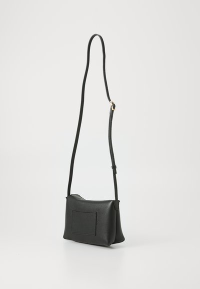 Bolso cruzado de cuero negro con un acabado texturizado, que cuenta con un bolsillo frontal plano y una correa ajustable. Diseño minimalista y forma suave.