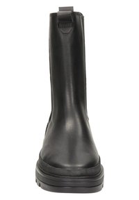 Bottine en cuir noir à finition lisse, avec un bout arrondi et une languette texturée. Elle possède une semelle épaisse et rainurée pour une meilleure adhérence et stabilité.