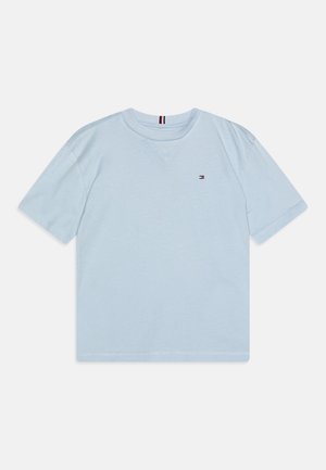 Hellblaues Baumwoll-T-Shirt mit kurzen Ärmeln, rundem Ausschnitt und kleinem Logo auf der linken Brust. Einfaches, lässiges Design ohne sichtbare Muster.