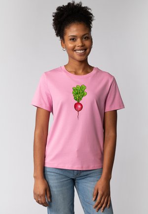 Rosa Baumwoll-T-Shirt mit einem zentralen grünen und roten Radischengrafik. Kurze Ärmel, Rundhalsausschnitt und eine glatte Textur. Legere Passform.