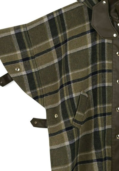 Poncho a quadri verde e beige con colletto in pelle marrone, bottoni a pressione e tasche laterali. Presenta un design ampio e drappeggiato.