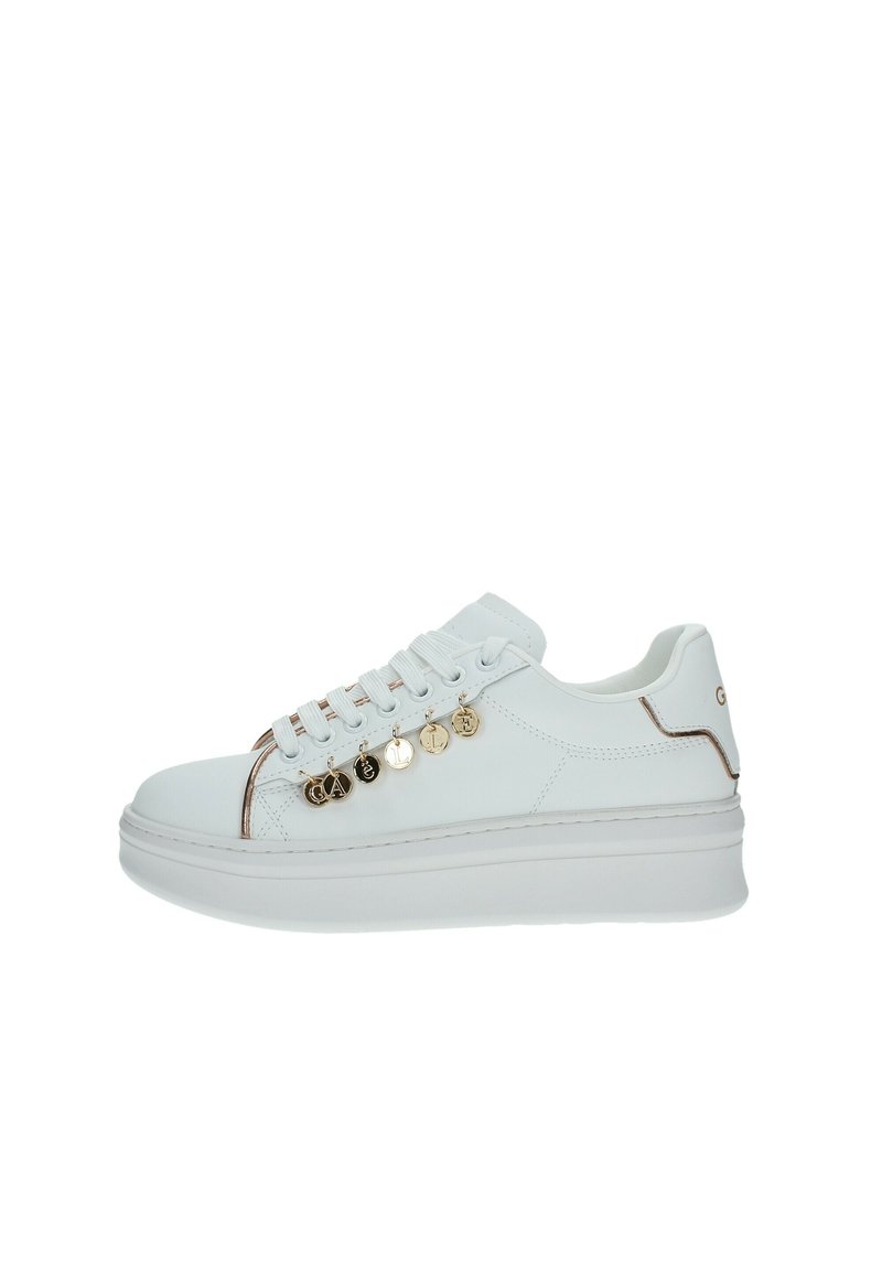 Sneaker bianco con tomaia in pelle liscia, punta arrotondata, ciondoli circolari dorati e neri sui lati e una spessa suola in gomma bianca.