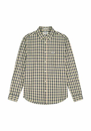 Camisa a cuadros Wrangler con cuello abotonado, de mangas largas, en tonos de verde, marino y crema, con un bolsillo en el pecho y el logo de la marca.