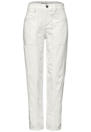 Białe spodnie o prostych nogawkach z przednimi naszywanymi kieszeniami, szlufkami na pasek i zapięciem na guziki, wykonane z lekkiego materiału.