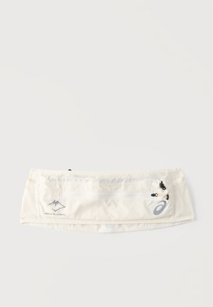 Weißer ASICS FujiTrail Laufgürtel mit vorderer Reißverschlusstasche und verstellbaren Knebeln, für Outdoor-Aktivitäten konzipiert.