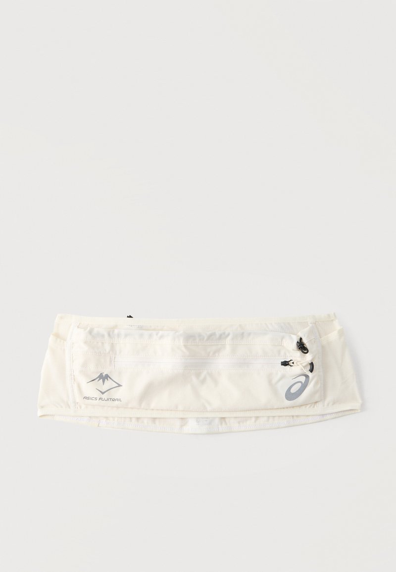 Λευκή ζώνη μέσης ASICS FujiTrail για τρέξιμο με εμπρόσθια τσέπη με φερμουάρ και ρυθμιζόμενα κλειδώματα, σχεδιασμένη για υπαίθριες δραστηριότητες.